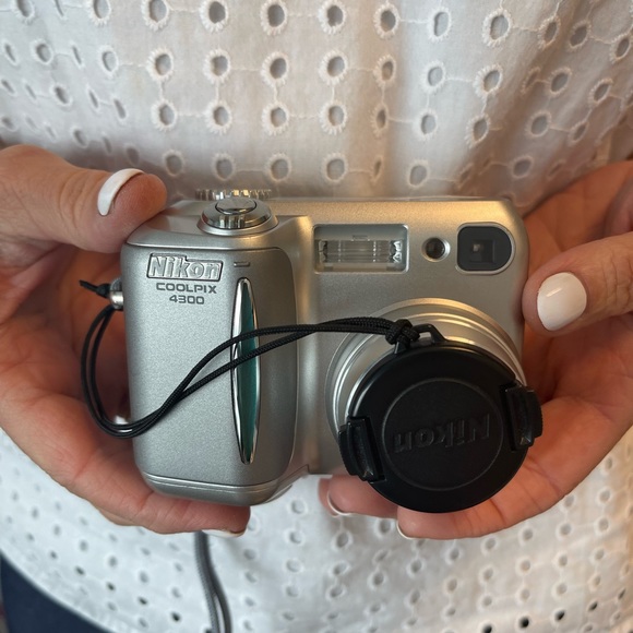 Nikon Coolpix 4300 camera - Picture 1 of 8